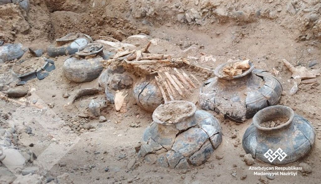 Археологические раскопки в Кешикчидаге - бронзовый меч, цилиндрическая печать и алтарь (ФОТО)