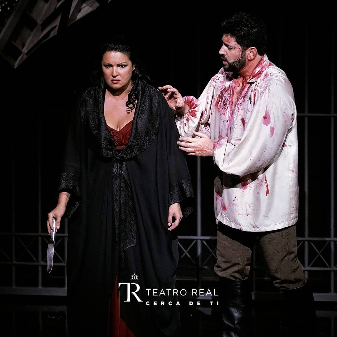 Юсиф Эйвазов в окровавленной рубашке появился на сцене Королевского театра Мадрида (ВИДЕО, ФОТО)