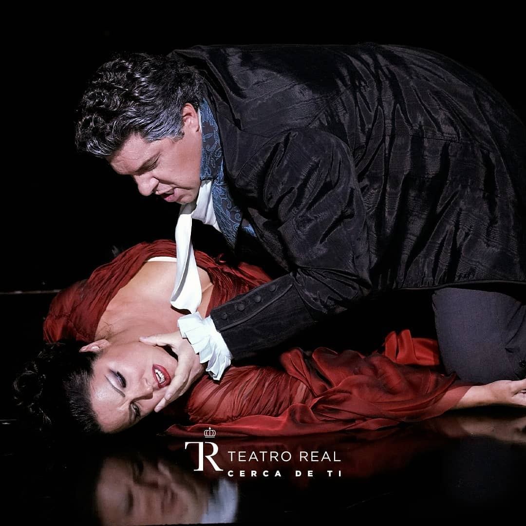 Юсиф Эйвазов в окровавленной рубашке появился на сцене Королевского театра Мадрида (ВИДЕО, ФОТО)