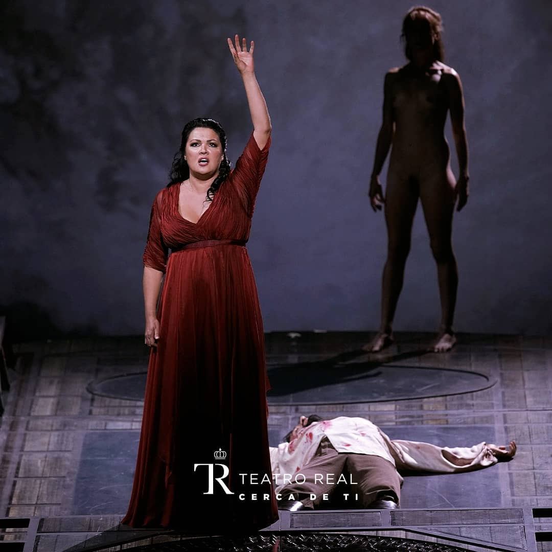 Юсиф Эйвазов в окровавленной рубашке появился на сцене Королевского театра Мадрида (ВИДЕО, ФОТО)