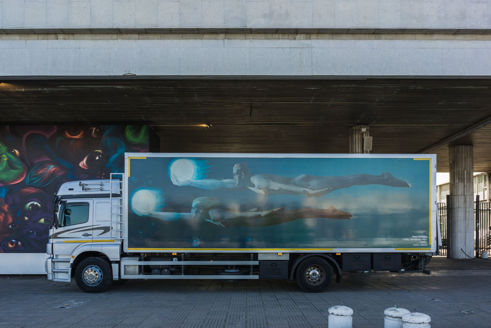 По России путешествует девятиметровый арт-трак с репродукцией картины Таира Салахова (ФОТО)