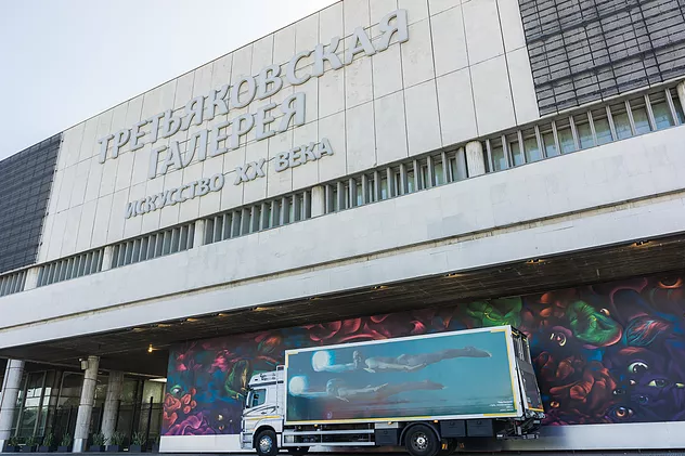 По России путешествует девятиметровый арт-трак с репродукцией картины Таира Салахова (ФОТО)