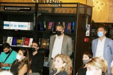 Выпускница Лондонского университета королевы Марии представила в Баку книгу "Я - домашний узник" (ФОТО)