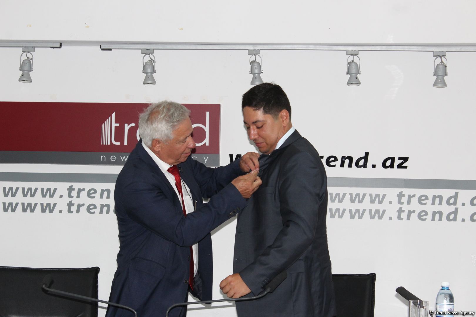 Ученому Кямалу Макили-Алиеву вручен орден Международного фонда "Деде Горгуд" (ФОТО)