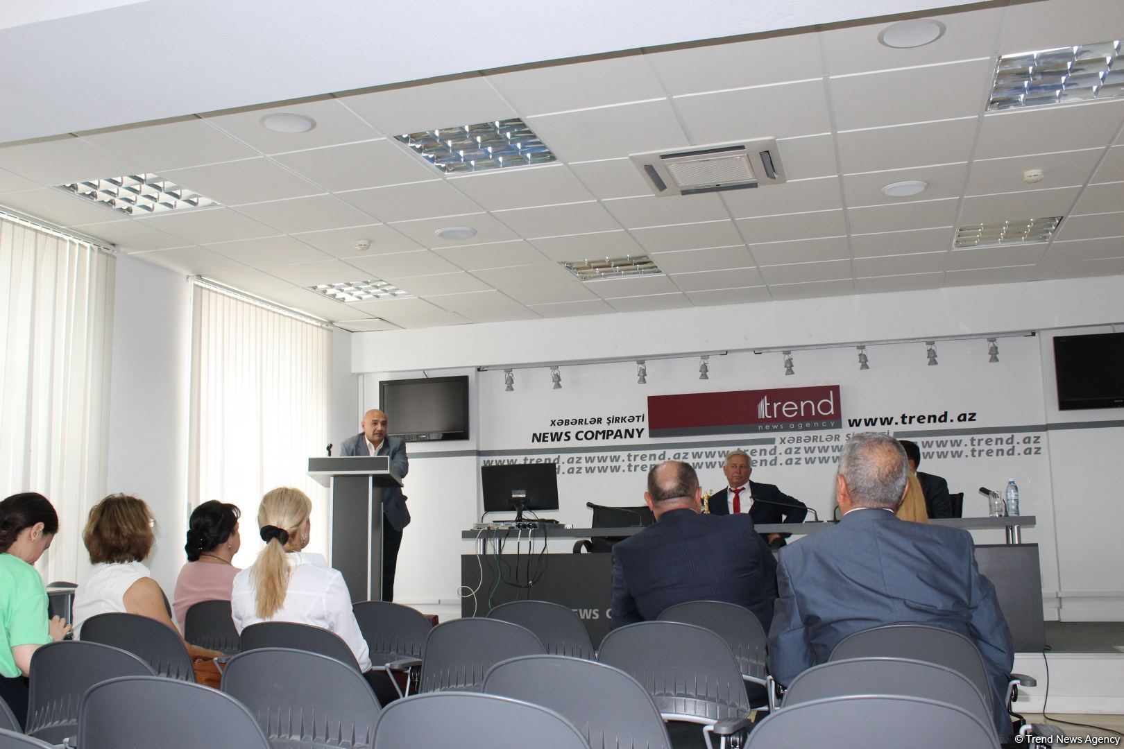 Ученому Кямалу Макили-Алиеву вручен орден Международного фонда "Деде Горгуд" (ФОТО)