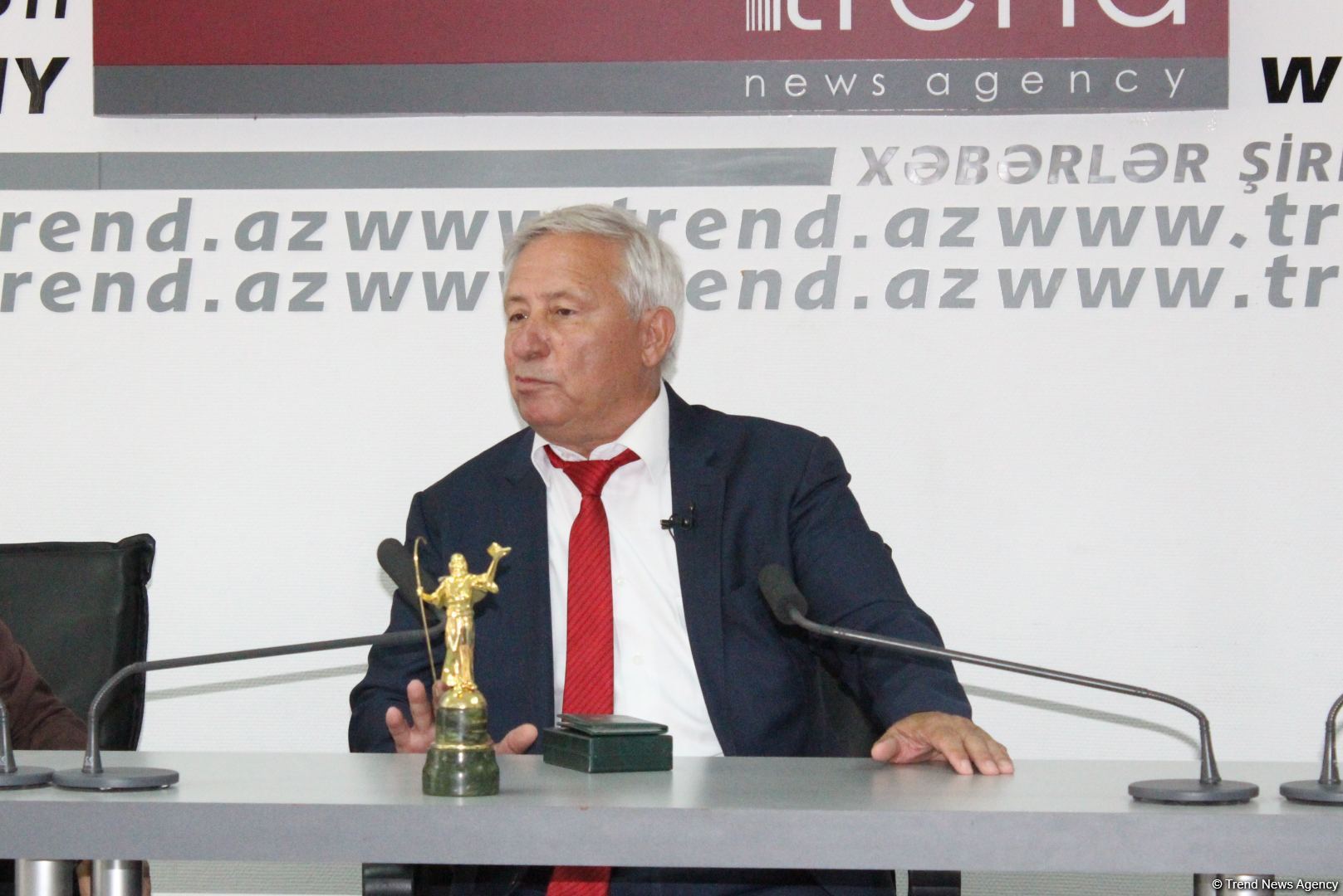 Ученому Кямалу Макили-Алиеву вручен орден Международного фонда "Деде Горгуд" (ФОТО)