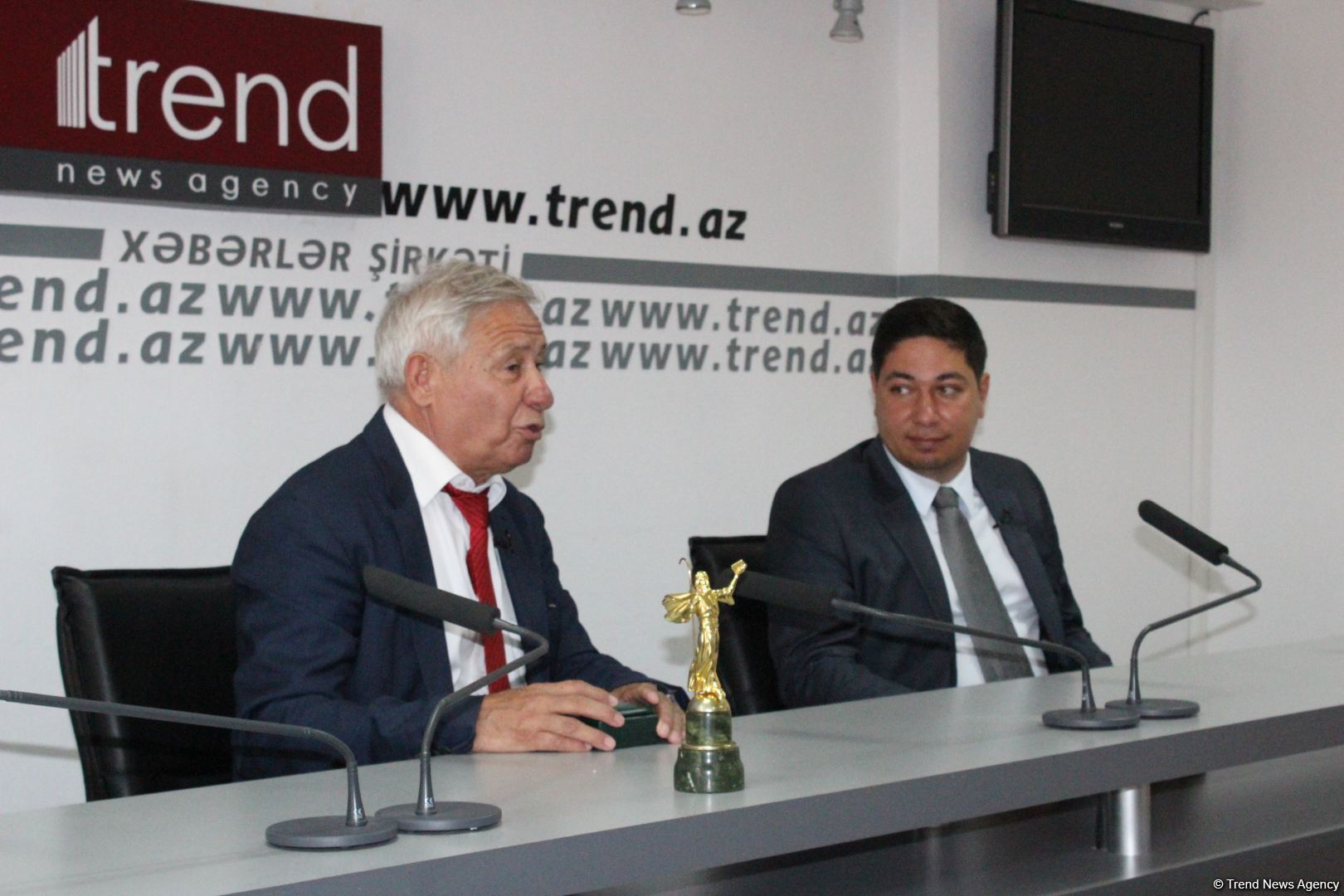 Ученому Кямалу Макили-Алиеву вручен орден Международного фонда "Деде Горгуд" (ФОТО)