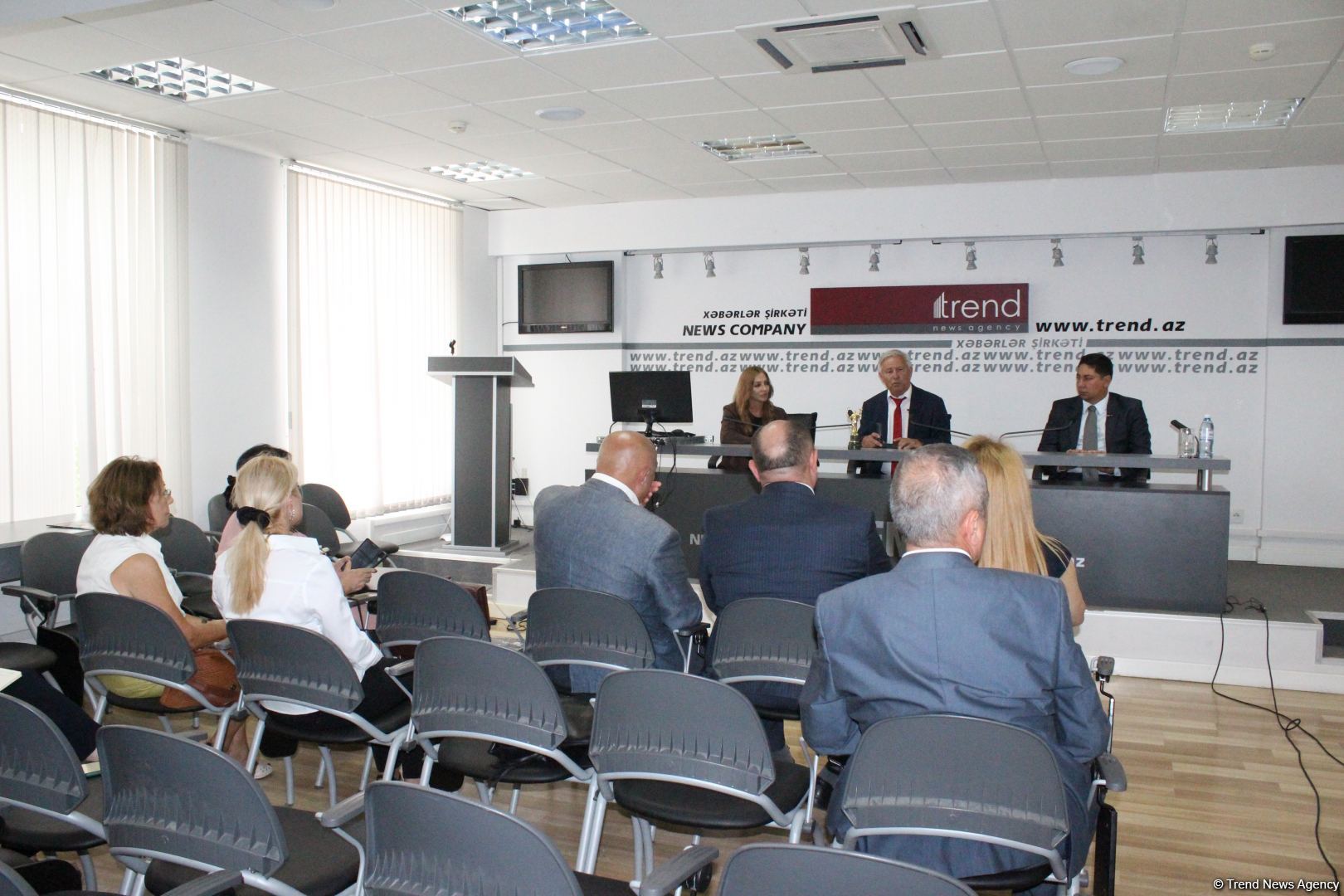 Ученому Кямалу Макили-Алиеву вручен орден Международного фонда "Деде Горгуд" (ФОТО)