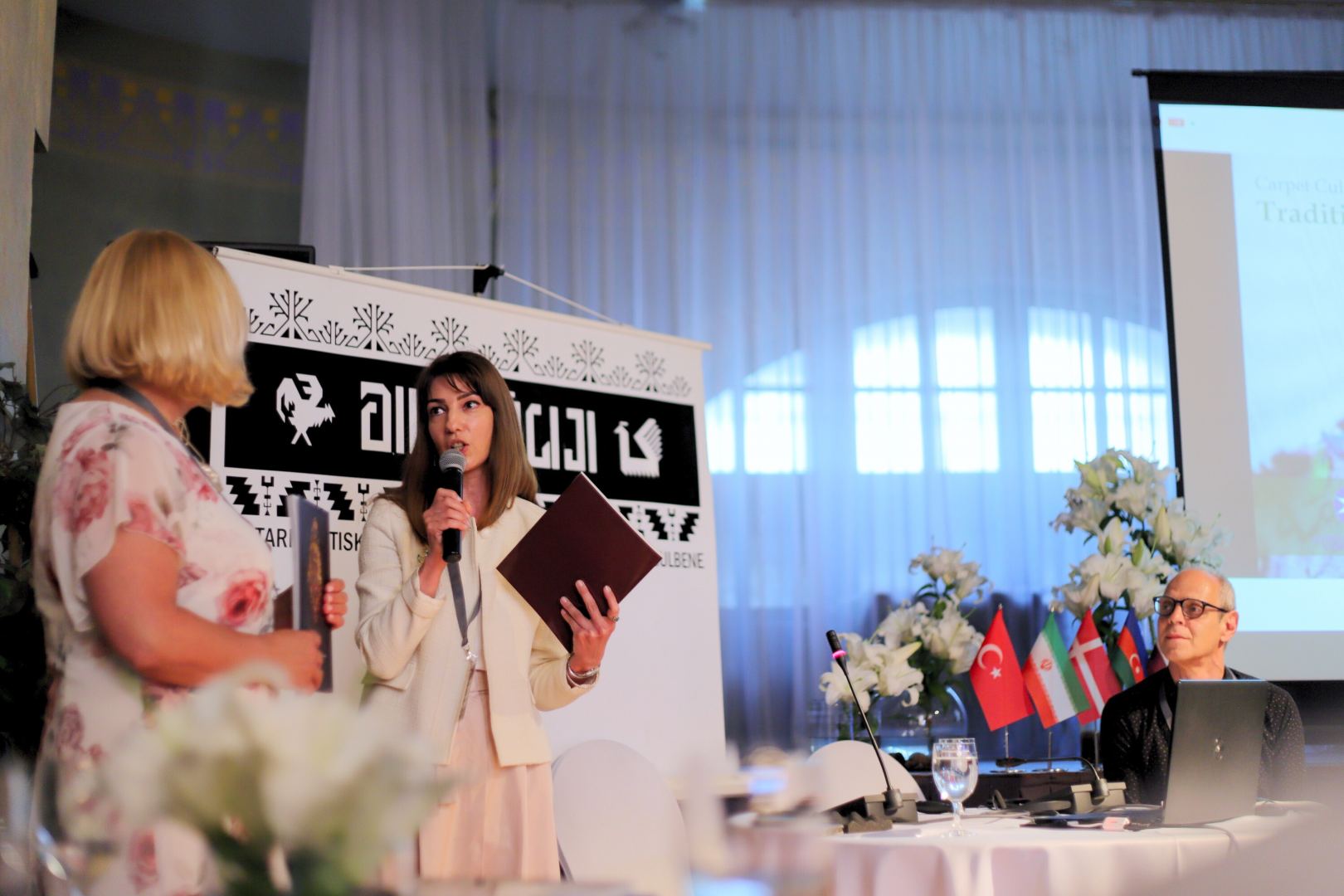 Два Юлиуса в Гулбене – об азербайджанских коврах рассказали в Латвии (ФОТО)