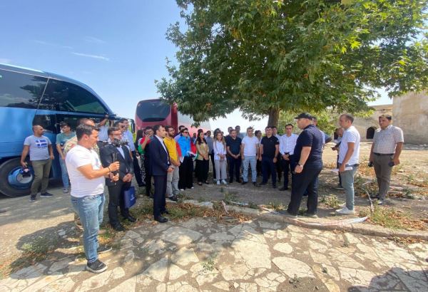 Началась поездка в Агдам представителей ведущих молодежных организаций (ФОТО)