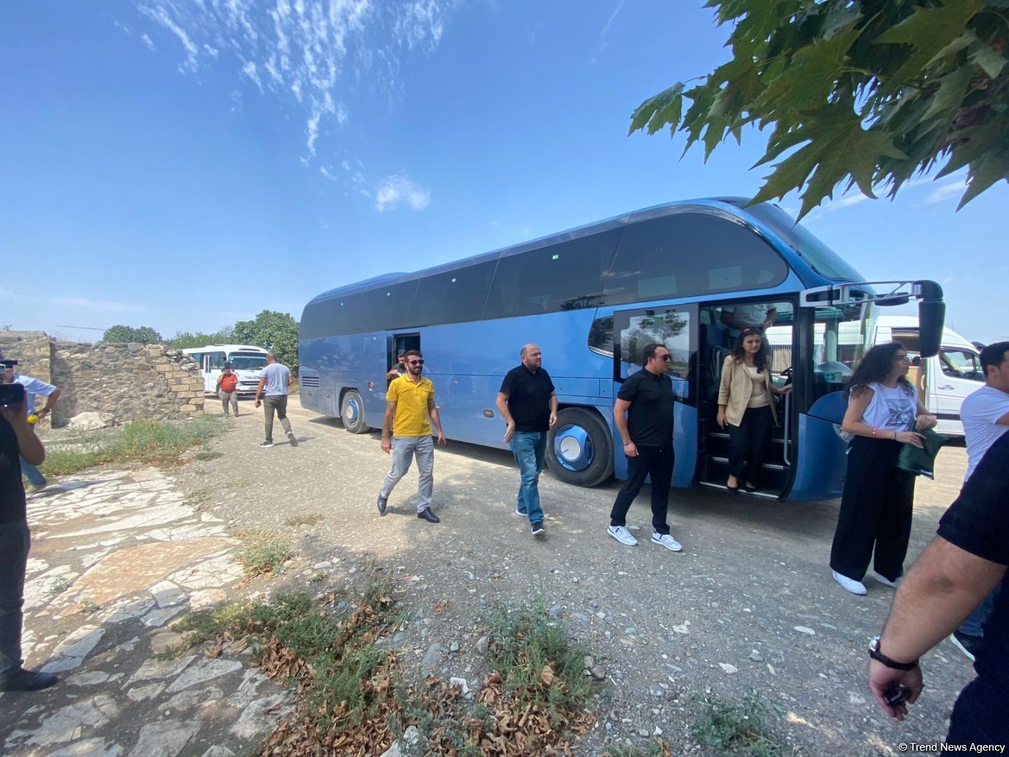 Началась поездка в Агдам представителей ведущих молодежных организаций (ФОТО)