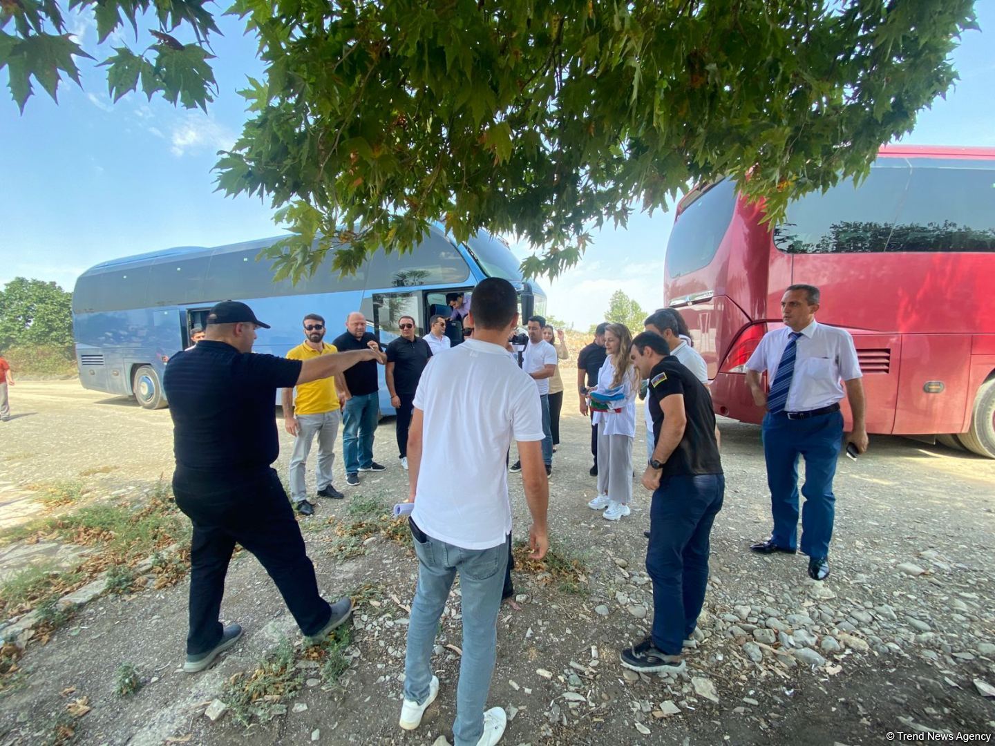Началась поездка в Агдам представителей ведущих молодежных организаций (ФОТО)