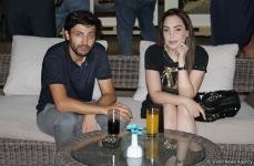 В Баку прошел аукцион: как азербайджанские фотографы помогают утилизировать старые батарейки (ФОТО)