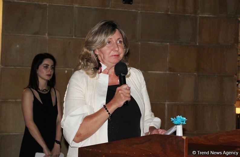 В Баку прошел аукцион: как азербайджанские фотографы помогают утилизировать старые батарейки (ФОТО)