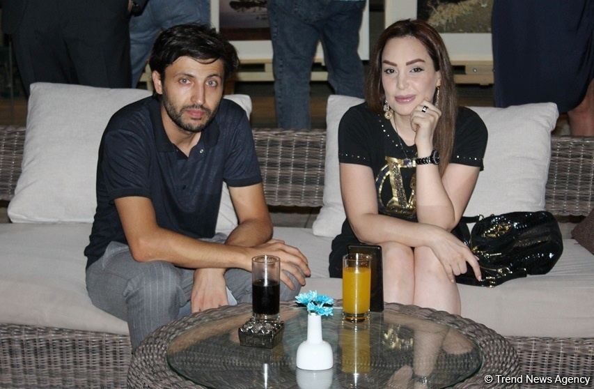 В Баку прошел аукцион: как азербайджанские фотографы помогают утилизировать старые батарейки (ФОТО)