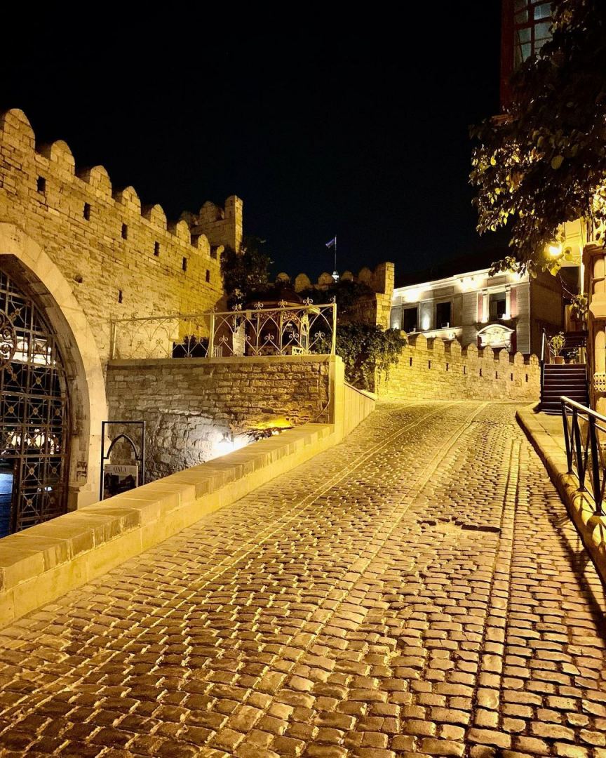 Известный российский стилист организовал виртуальную экскурсию по Ичеришехер (ФОТО/ВИДЕО)