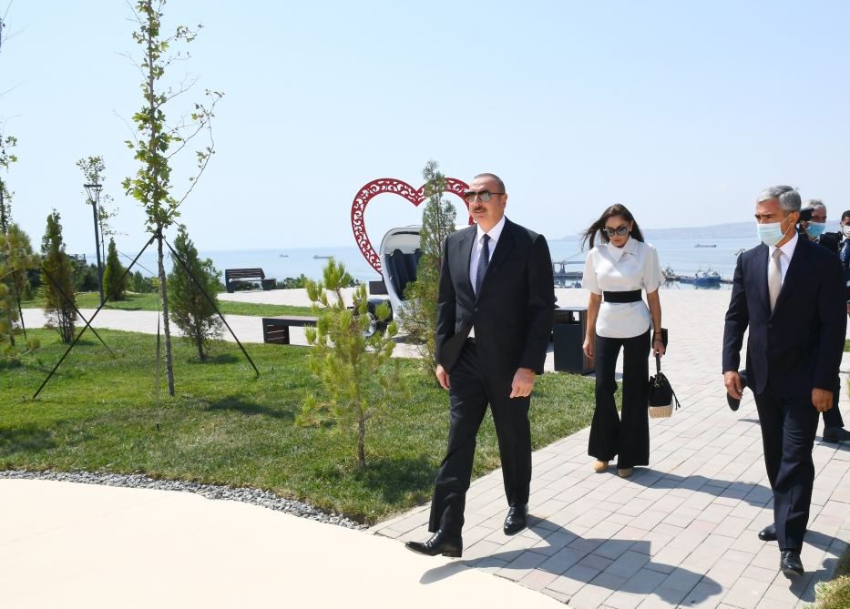 Президент Ильхам Алиев и Первая леди Мехрибан Алиева приняли участие в открытии нового парка «Гянджлик» в Баку (ФОТО/ВИДЕО)
