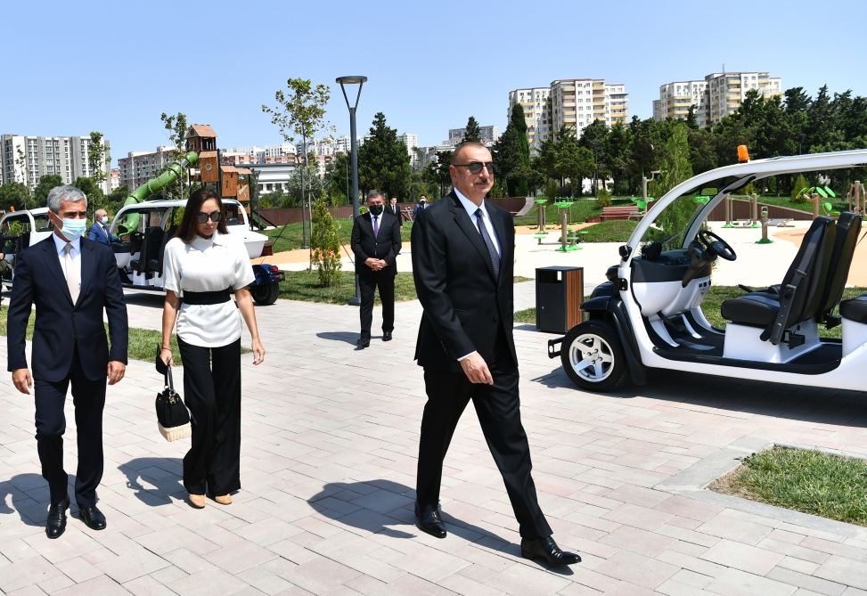 Президент Ильхам Алиев и Первая леди Мехрибан Алиева приняли участие в открытии нового парка «Гянджлик» в Баку (ФОТО/ВИДЕО)