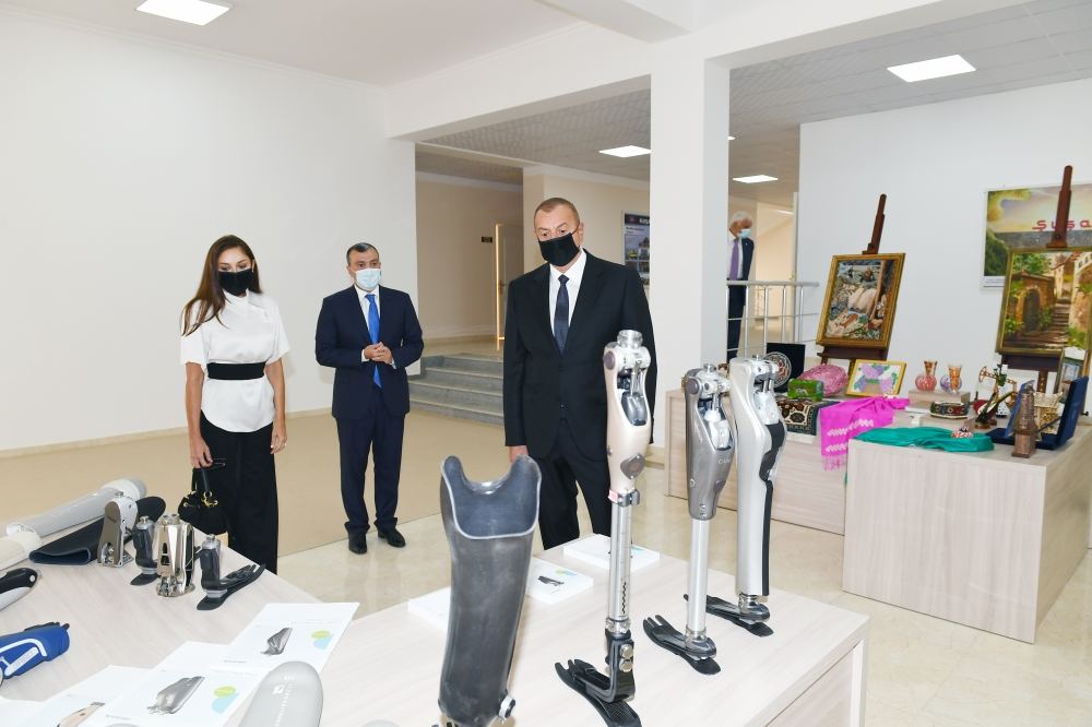 Президент Азербайджана Ильхам Алиев и Первая леди Мехрибан Алиева приняли участие в церемонии предоставления квартир и автомобилей семьям шехидов, инвалидам и героям Отечественной войны в Абшеронском районе (ФОТО/ВИДЕО)