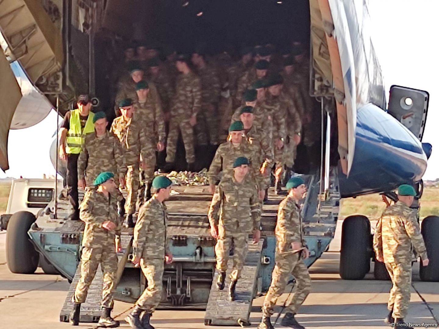 Азербайджанские миротворцы вернулись из Афганистана на родину (ФОТО)