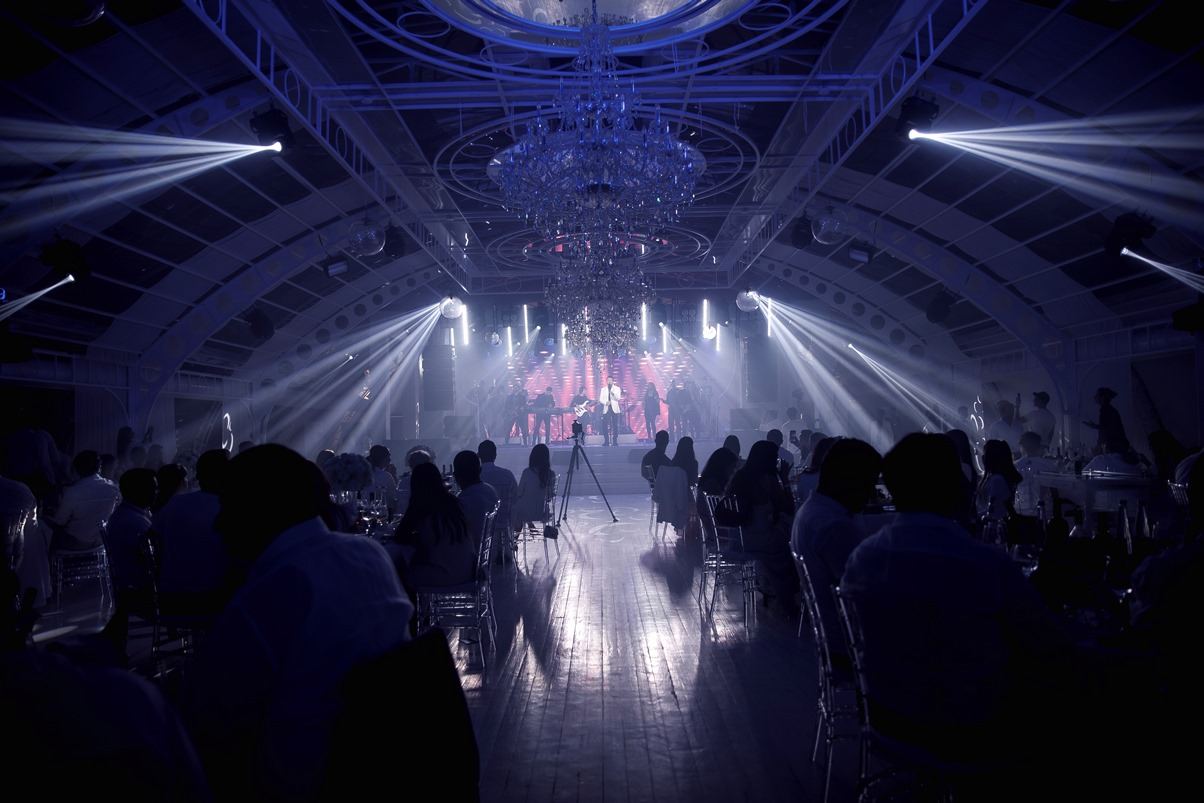 Концерт Эмина Агаларова в белоснежном шатре Sea Breeze Event Hall с  COVID-паспортами и гастрономическими изысками (ФОТО)