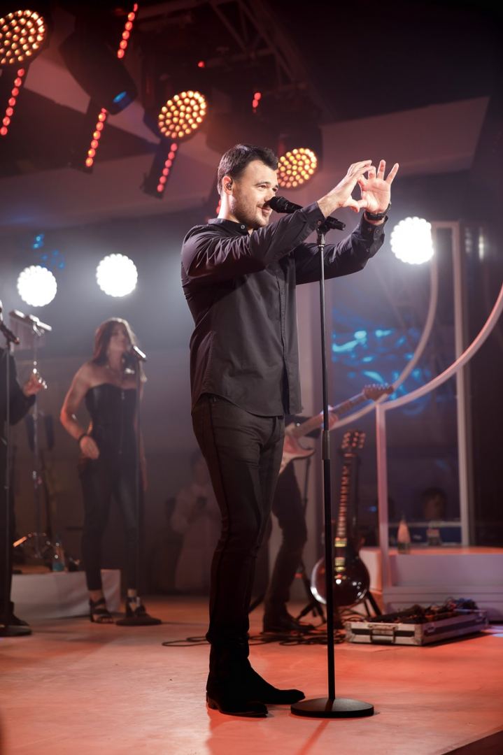 Концерт Эмина Агаларова в белоснежном шатре Sea Breeze Event Hall с  COVID-паспортами и гастрономическими изысками (ФОТО)