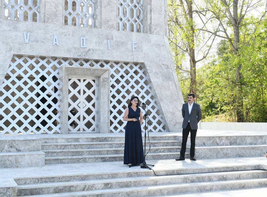 Президент Ильхам Алиев и Первая леди Мехрибан Алиева приняли участие в открытии Дней поэзии Вагифа в Шуше (ФОТО/ВИДЕО)