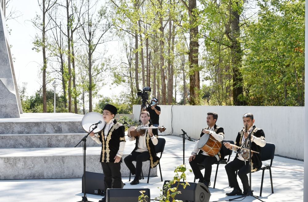 Президент Ильхам Алиев и Первая леди Мехрибан Алиева приняли участие в открытии Дней поэзии Вагифа в Шуше (ФОТО/ВИДЕО)