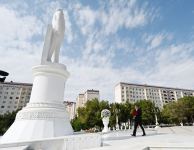 Президент Ильхам Алиев посетил в Сумгайыте памятник великому лидеру Гейдару Алиеву (ФОТО)