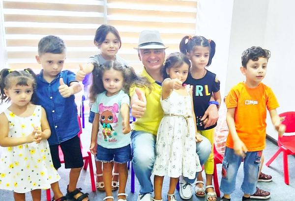 Пока театры закрыты, Эльман Рафиев радует искусством пантомимы детей (ФОТО)