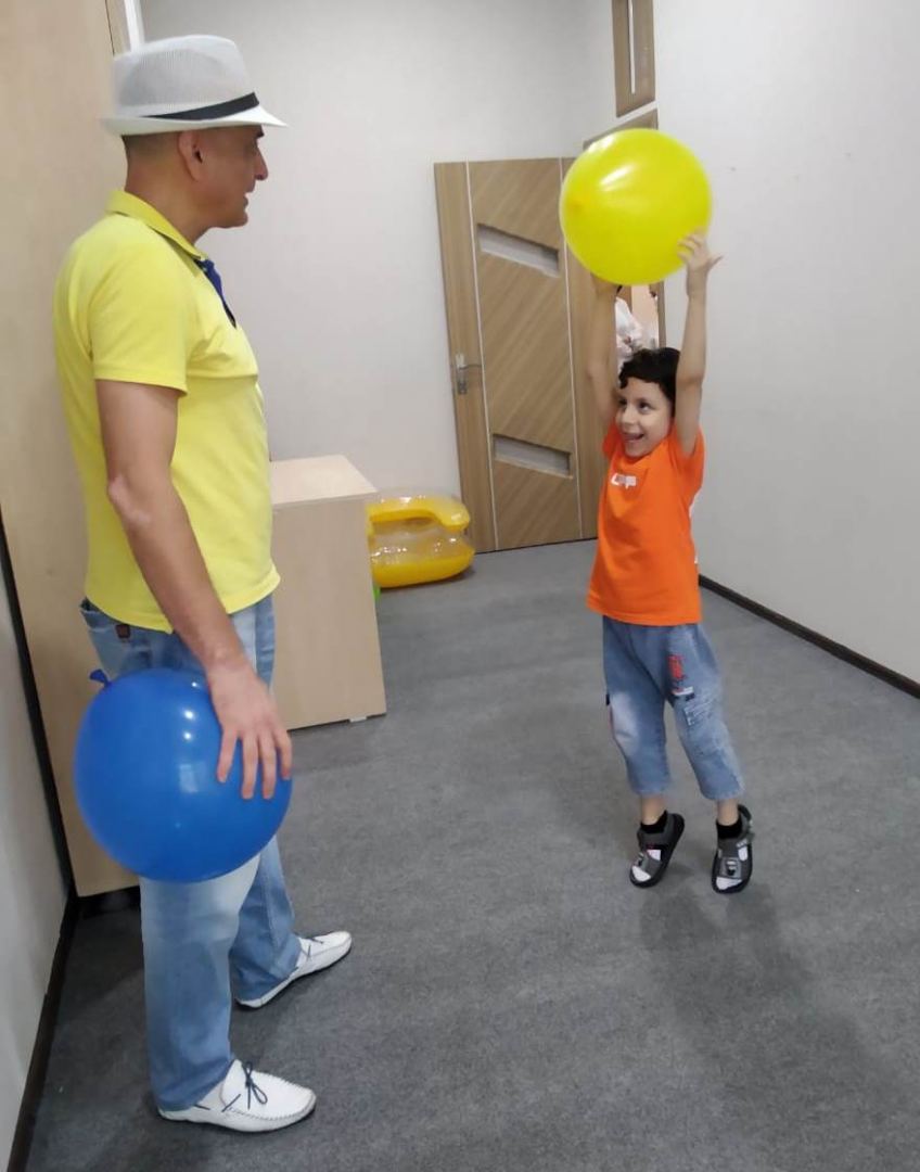 Пока театры закрыты, Эльман Рафиев радует искусством пантомимы детей (ФОТО)