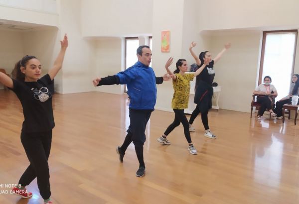 С любовью к искусству: "Инклюзивный театр" в Баку (ФОТО)