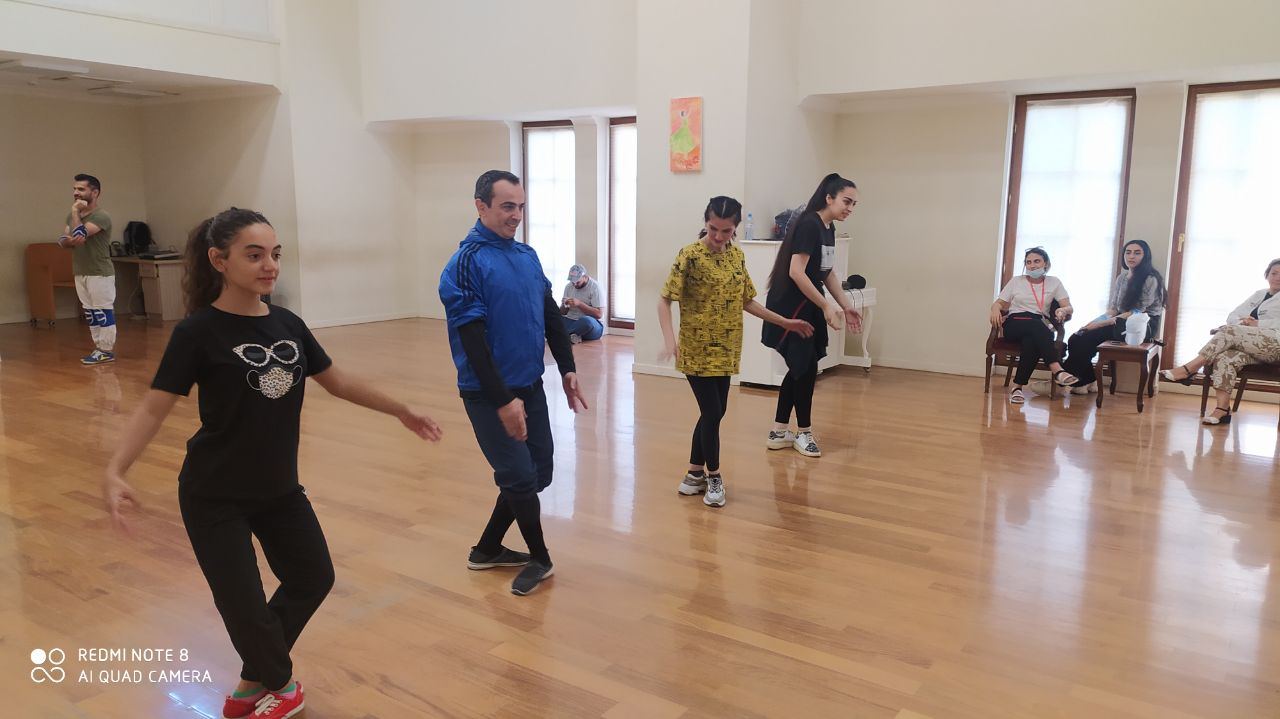 С любовью к искусству: "Инклюзивный театр" в Баку (ФОТО)