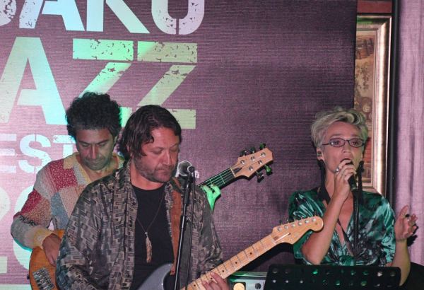 Девушка в джазе: турецкая певица Синем Исламоглу завораживает и манит в Баку (ВИДЕО/ФОТО)