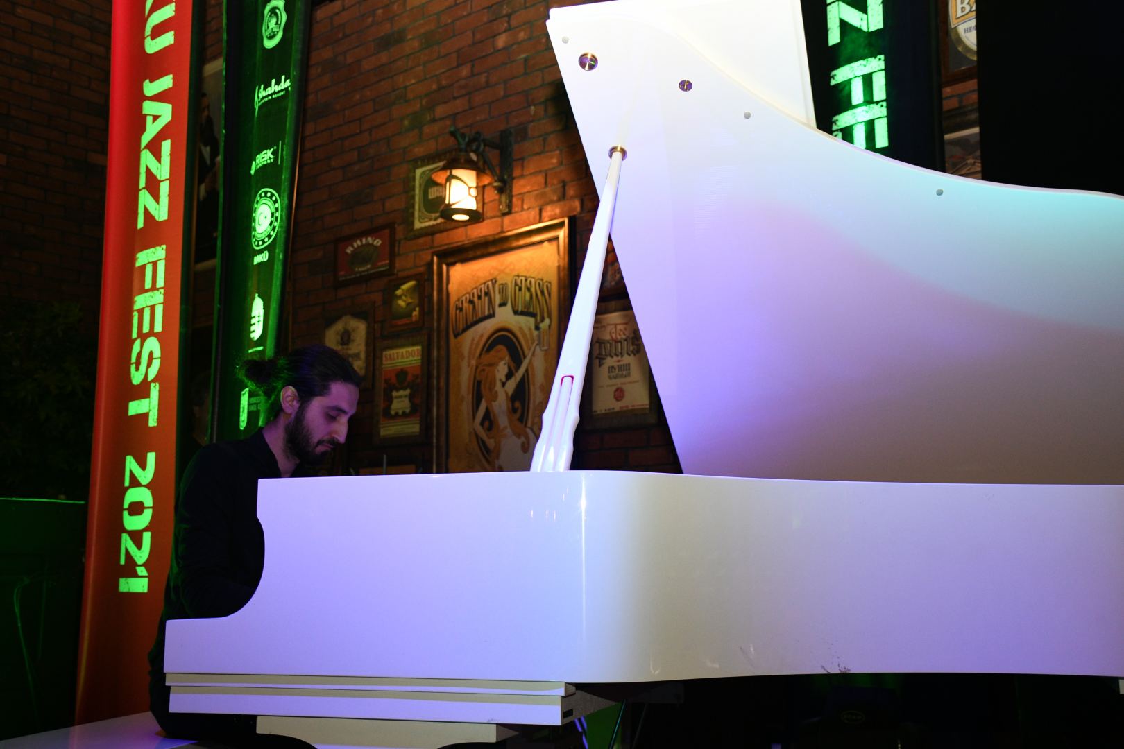 Исфар Сарабский за белым роялем – незабываемые мгновения Бакинского джаз-фестиваля (ФОТО/ВИДЕО)