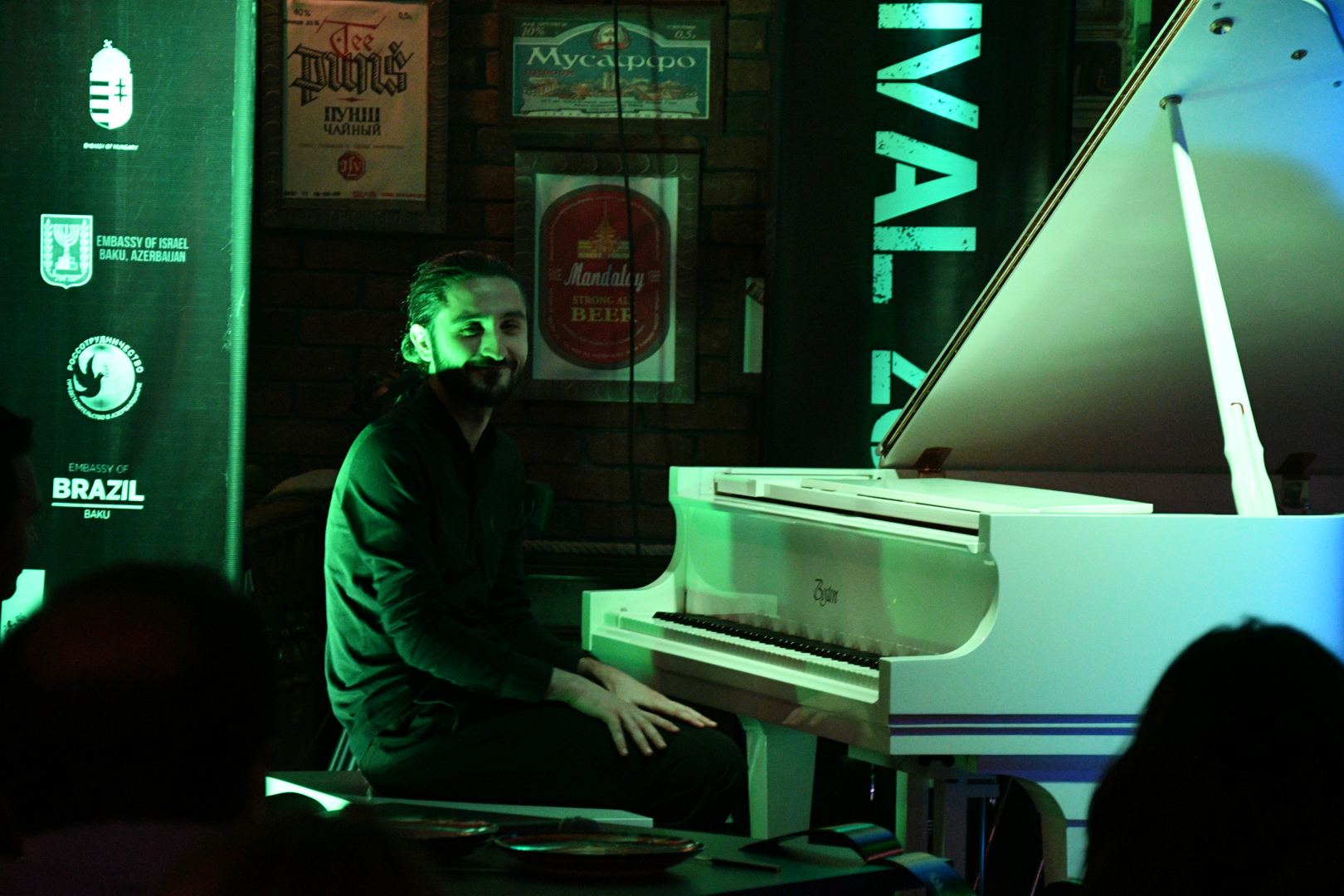 Исфар Сарабский за белым роялем – незабываемые мгновения Бакинского джаз-фестиваля (ФОТО/ВИДЕО)