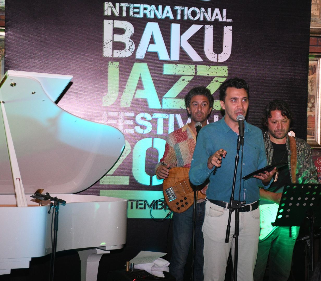 Девушка в джазе: турецкая певица Синем Исламоглу завораживает и манит в Баку (ВИДЕО/ФОТО)