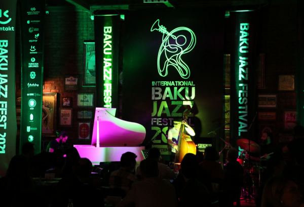 Массовый гипноз в Баку – это просто не поддается описанию словами… (ВИДЕО, ФОТО)