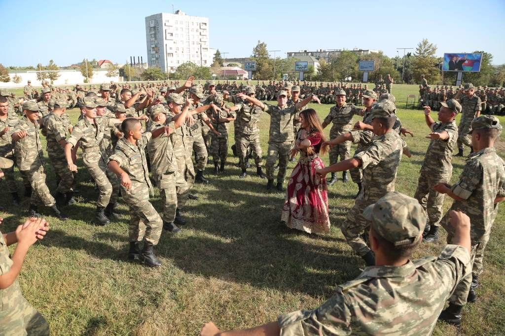 Популярные артисты поздравили азербайджанских курсантов (ФОТО)