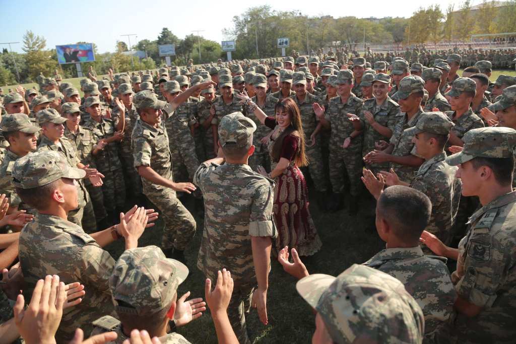 Популярные артисты поздравили азербайджанских курсантов (ФОТО)