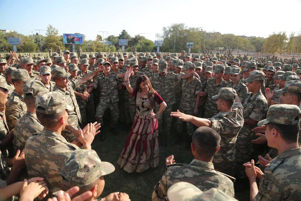 Популярные артисты поздравили азербайджанских курсантов (ФОТО)