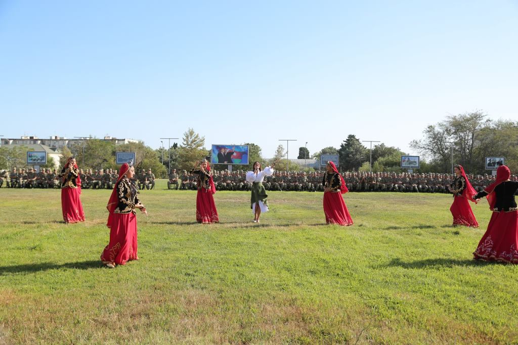 Популярные артисты поздравили азербайджанских курсантов (ФОТО)