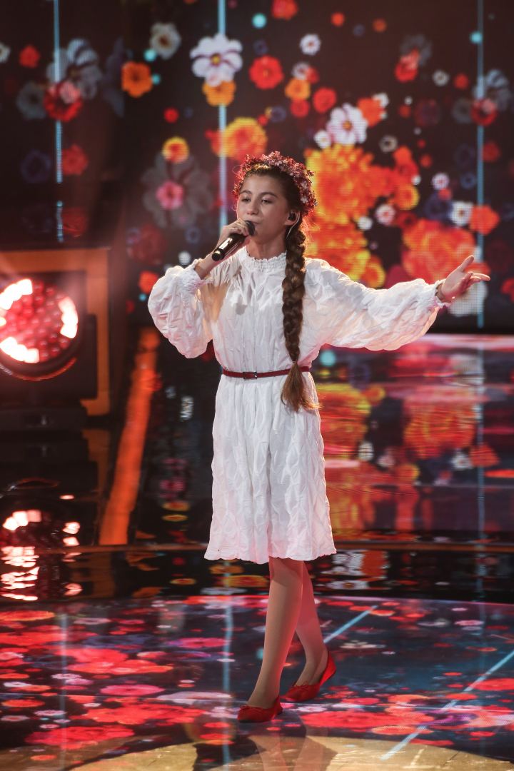 Азербайджанский исполнитель поддержал участницу российского телепроекта "Ты супер!" (ФОТО)