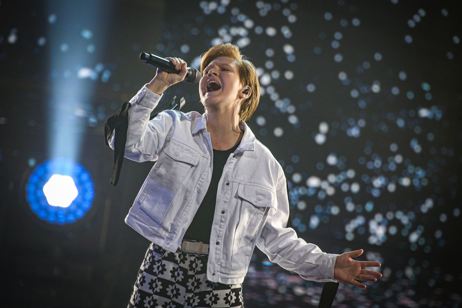 Азербайджанский исполнитель поддержал участницу российского телепроекта "Ты супер!" (ФОТО)