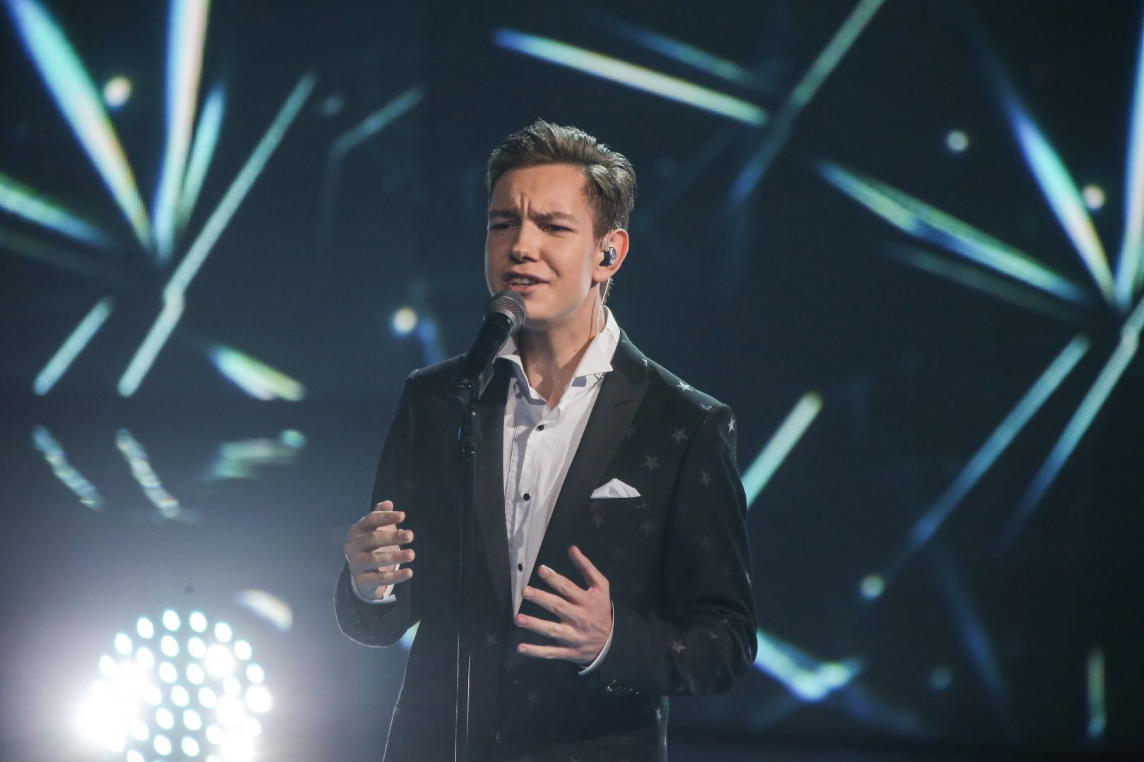 Азербайджанский исполнитель поддержал участницу российского телепроекта "Ты супер!" (ФОТО)