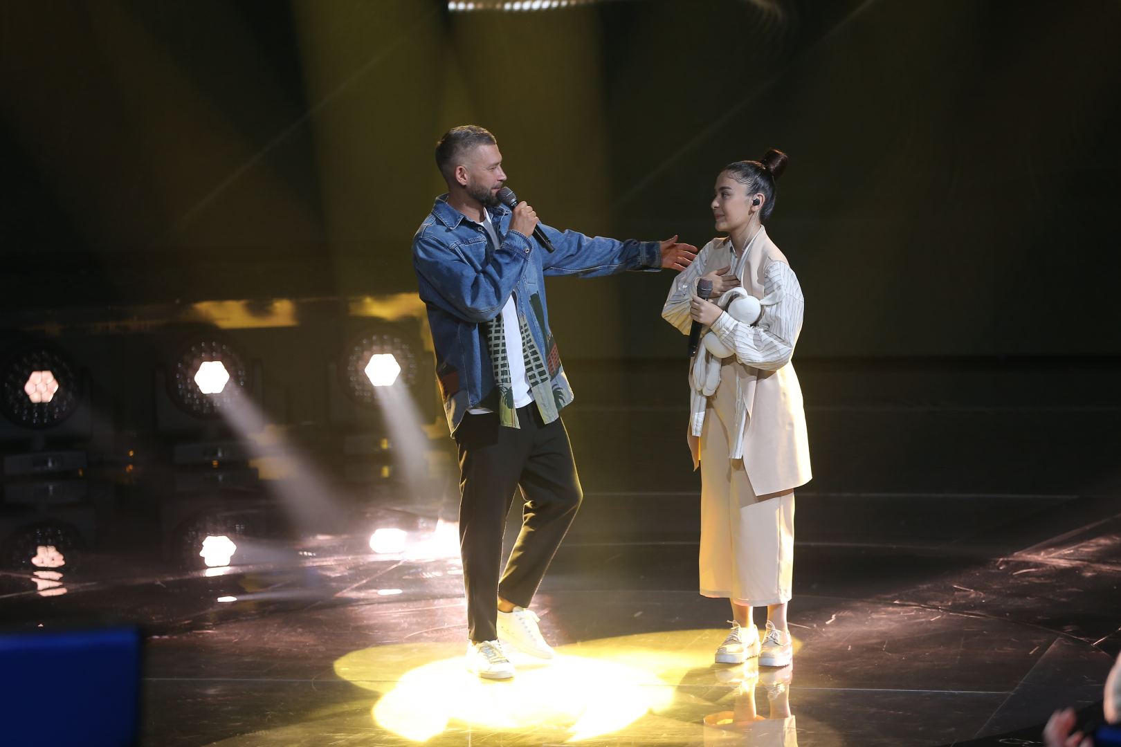 Азербайджанский исполнитель поддержал участницу российского телепроекта "Ты супер!" (ФОТО)