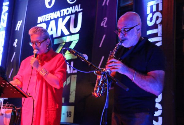 Одним вечером в Баку - противогаз, бабушка из Нидерландов и кафкианские сцены (ВИДЕО,ФОТО)