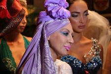 Одним вечером в Баку - противогаз, бабушка из Нидерландов и кафкианские сцены (ВИДЕО,ФОТО)