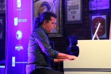 Одним вечером в Баку - противогаз, бабушка из Нидерландов и кафкианские сцены (ВИДЕО,ФОТО)