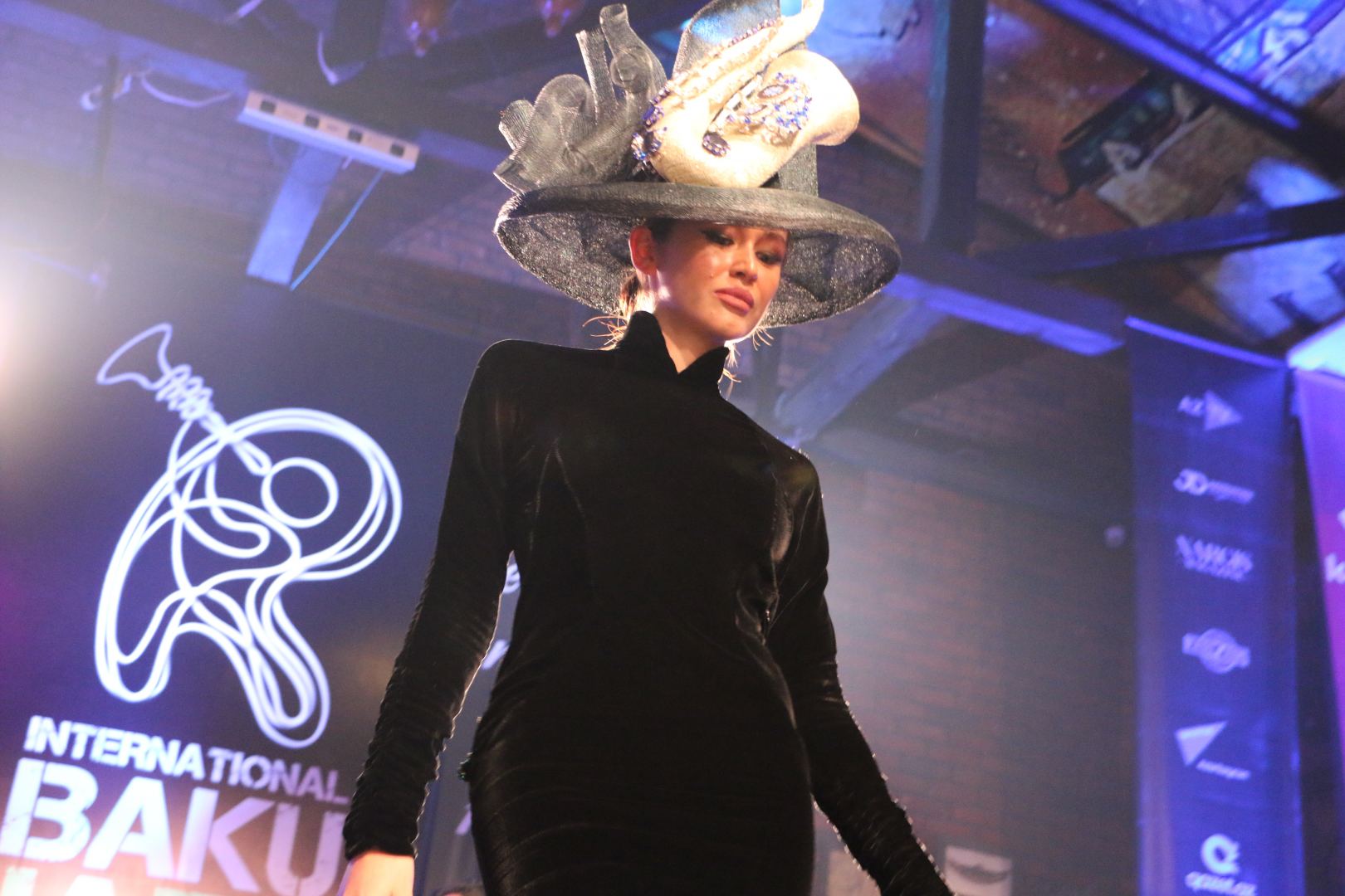 Одним вечером в Баку - противогаз, бабушка из Нидерландов и кафкианские сцены (ВИДЕО,ФОТО)